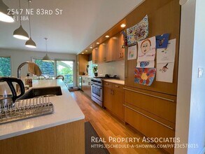 2547 NE 83rd St in Seattle, WA - Building Photo - Building Photo