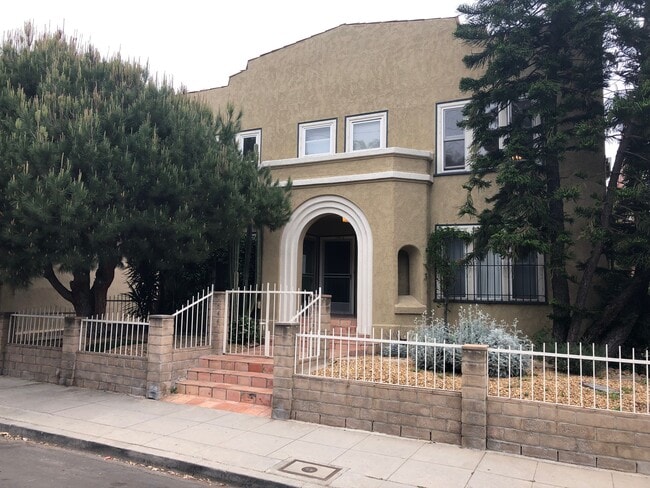 1842 Mariposa Ave