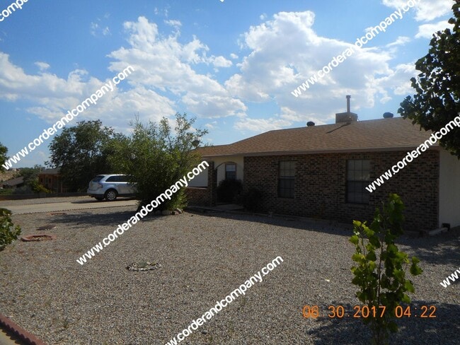 345 4th Ave NE in Rio Rancho, NM - Building Photo - Building Photo