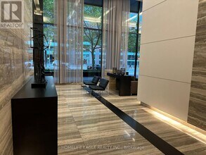 110 Charles St E in Toronto, ON - Building Photo - Building Photo
