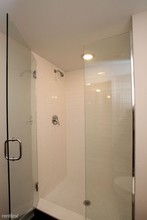 2006 Walnut St-Unit -Unit F in Philadelphia, PA - Foto de edificio - Building Photo