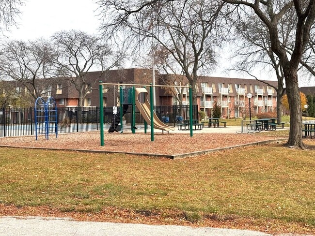 2 Villa Verde Dr in Buffalo Grove, IL - Foto de edificio - Building Photo