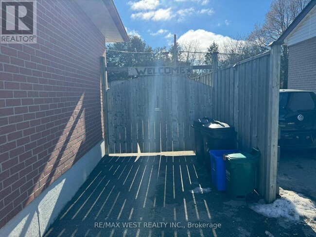 28 Langstone Crescent in Halton Hills, ON - Building Photo - Building Photo