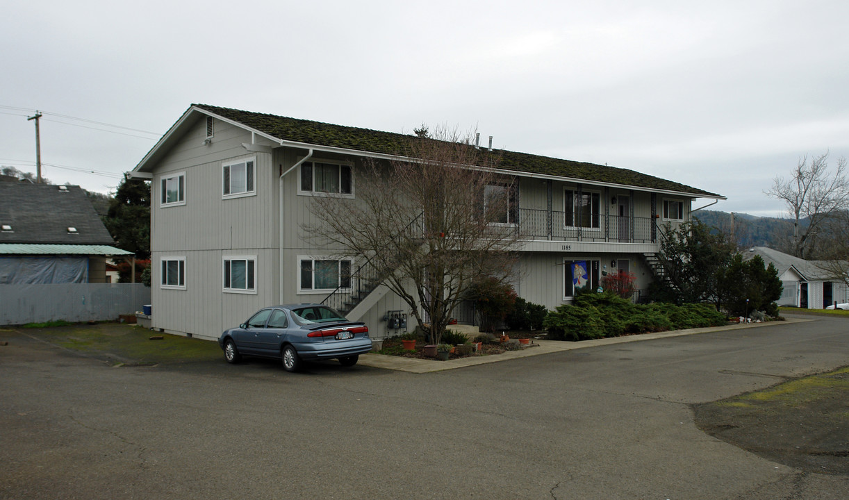 1185 NW Hicks St in Roseburg, OR - Foto de edificio