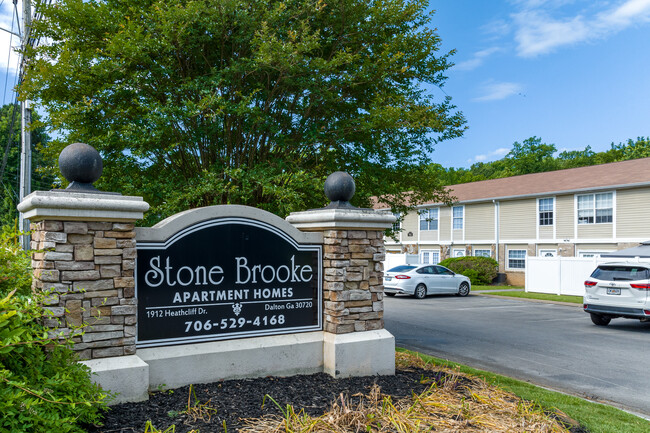 Stone Brooke Apartments Homes in Dalton, GA - Foto de edificio - Building Photo