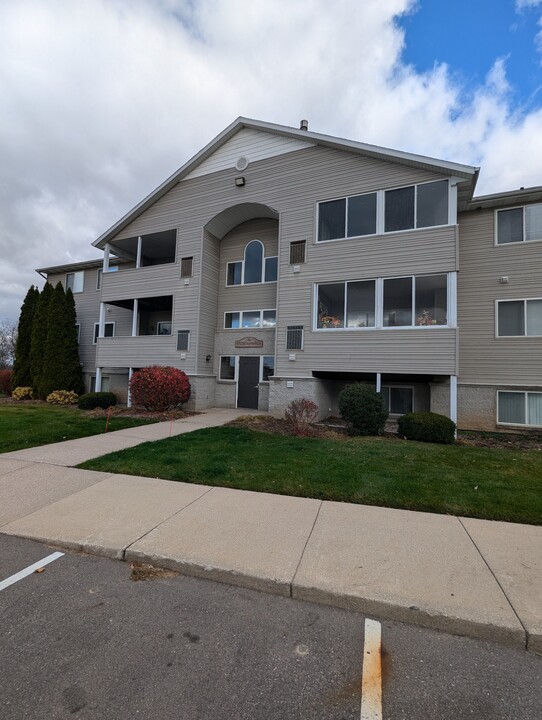 8332 Jasonville Ct SE, Unit 27 in Caledonia, MI - Foto de edificio