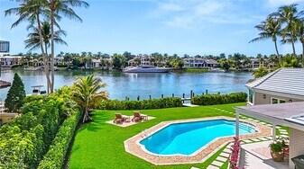 440 Kingstown Dr in Naples, FL - Building Photo