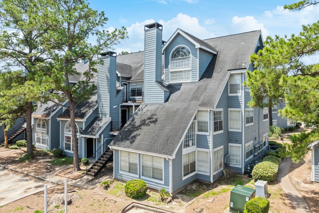 Pine Lake Village in Houston, TX - Building Photo