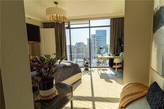 2233 Peachtree Rd in Atlanta, GA - Foto de edificio - Building Photo