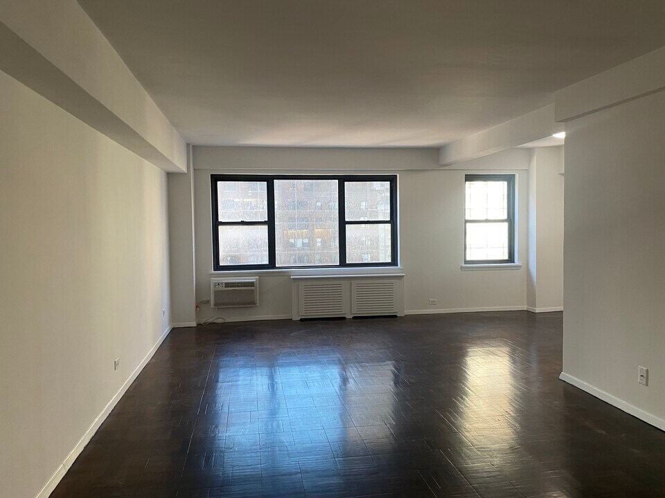 162 E 63rd St in New York, NY - Building Photo