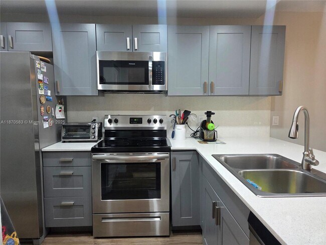 9410 Poinciana Pl in Davie, FL - Foto de edificio - Building Photo