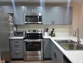 9410 Poinciana Pl in Davie, FL - Building Photo - Building Photo