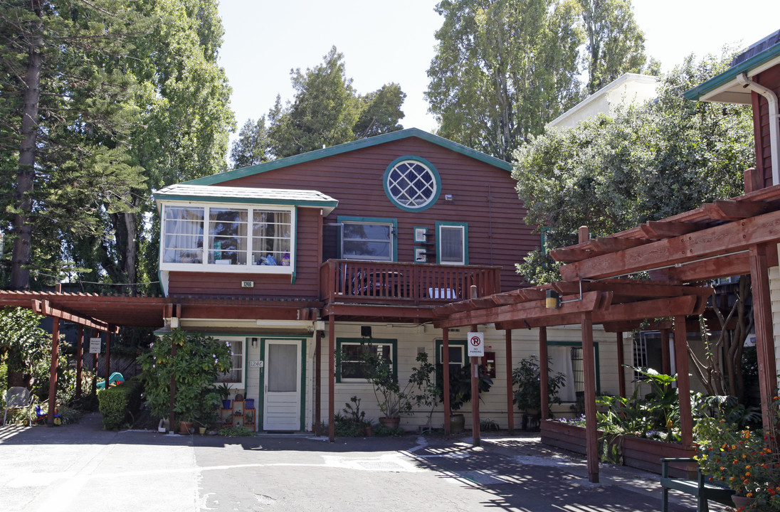 Hearst Apartments in Berkeley, CA - Building Photo