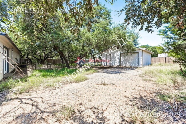 560 Private Rd 1515 in Bandera, TX - Building Photo - Building Photo