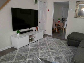 157 3rd St, Unit Unit 3 in Leominster, MA - Foto de edificio - Building Photo