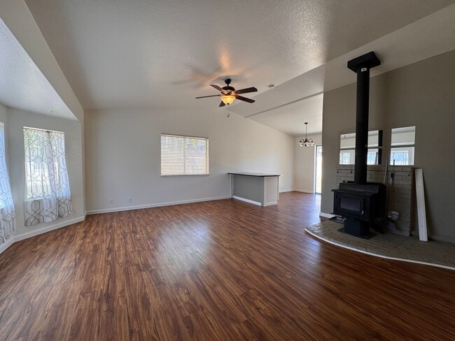 695 Cameron Way in Susanville, CA - Building Photo - Building Photo