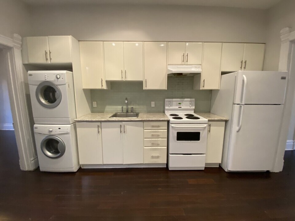 329 Concord Ave in Toronto, ON - Building Photo