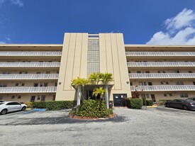218 NE 12th Ave, Unit 502 in Hallandale Beach, FL - Building Photo