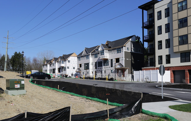 Excelsior Park Townhomes in Saratoga Springs, NY - Foto de edificio - Building Photo