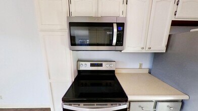 Open & spacious Beaverton duplex with fenc in Beaverton, OR - Building Photo - Building Photo