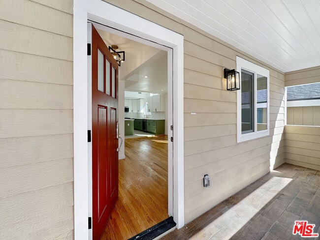 5930 Willoughby Ave in Los Angeles, CA - Building Photo - Building Photo