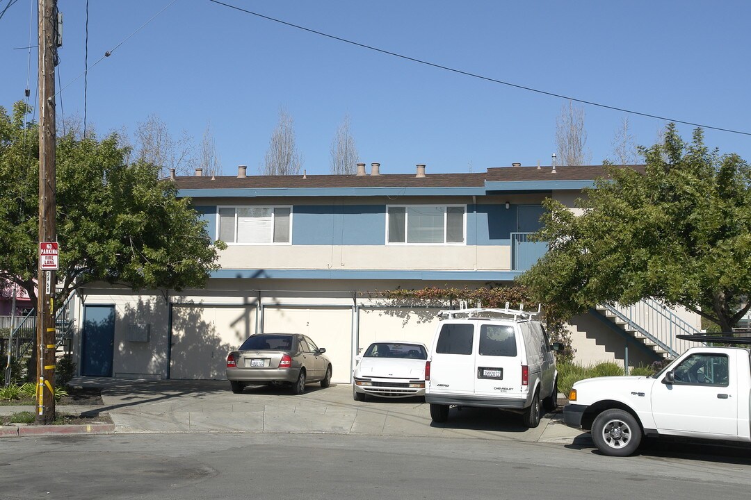 Harris Court in Hayward, CA - Building Photo