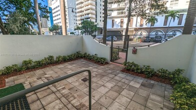 6000 Collins Ave in Miami Beach, FL - Foto de edificio - Building Photo