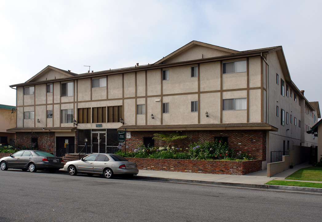 Crestmont apartments in Hawthorne, CA - Building Photo