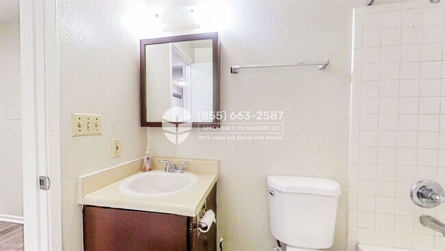 921 130th St SW-Unit -Unit Apart in Everett, WA - Building Photo - Building Photo