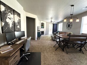 2471 Burtin Dr in Sparks, NV - Foto de edificio - Building Photo