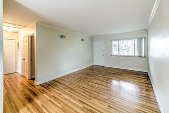 7848 Big Bend Blvd in Webster Groves, MO - Building Photo - Building Photo