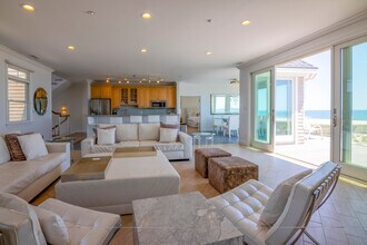 687 Dune Rd in Westhampton Beach, NY - Foto de edificio - Building Photo