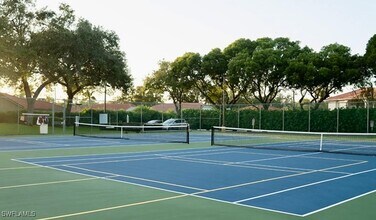 845 New Waterford Dr in Naples, FL - Foto de edificio - Building Photo