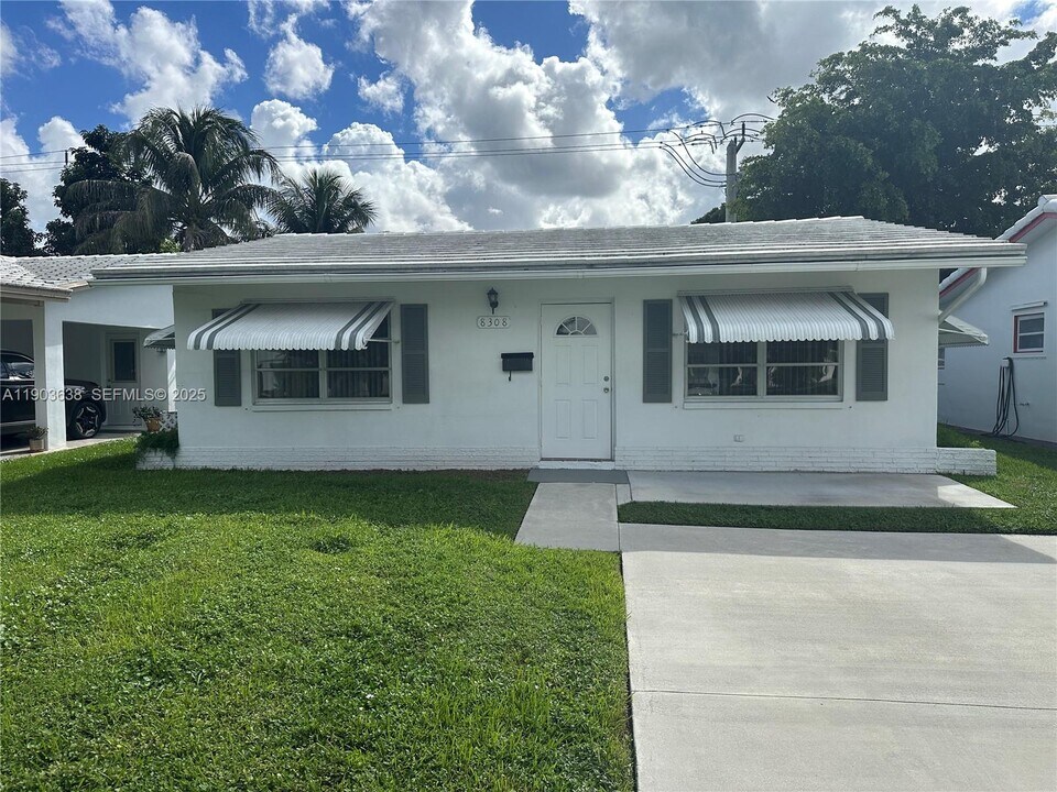 8308 NW 57th Ct in Tamarac, FL - Building Photo