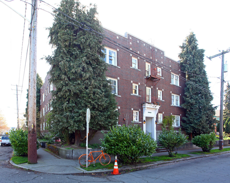 The Andrew Apartments in Seattle, WA - Building Photo