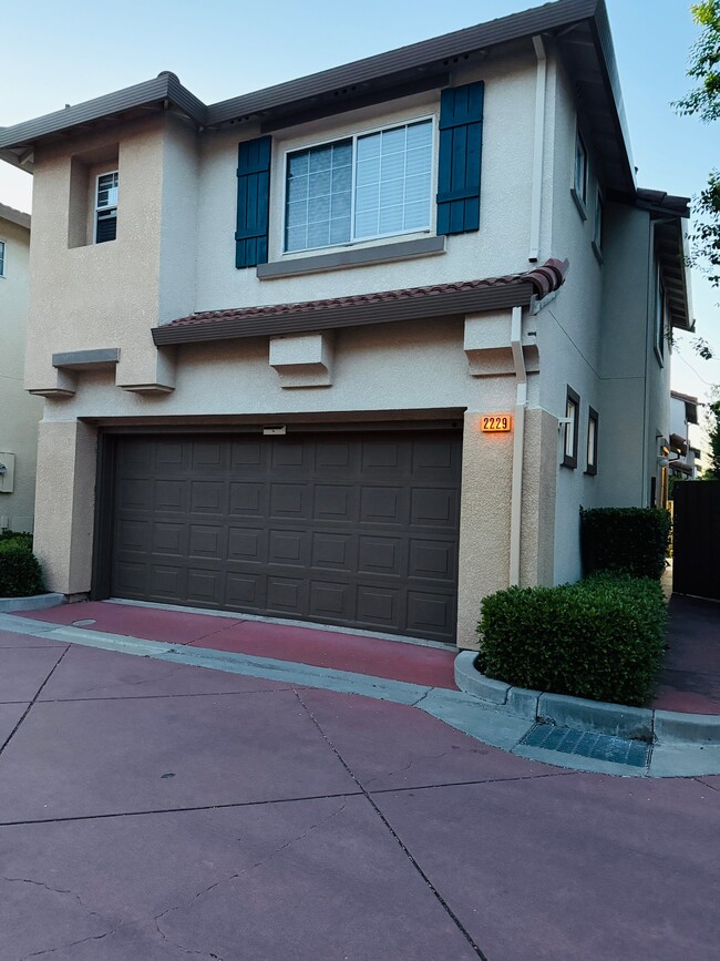 property at 2229 Lenox Pl