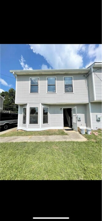 7989 E Field Dr in Douglasville, GA - Building Photo