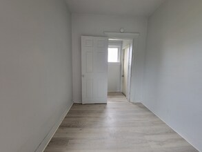 6215 Carpenter Ave, Unit Rear in Cleveland, OH - Foto de edificio - Building Photo