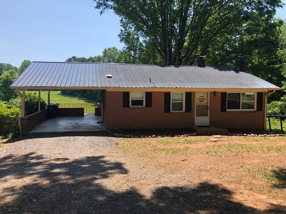 1498 Fork Bixby Rd in Advance, NC - Building Photo