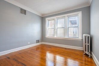 8200 S. Evans Ave. in Chicago, IL - Foto de edificio - Interior Photo