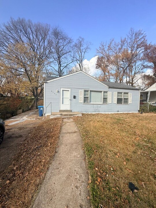 9157 Bel Cour Dr in St. Louis, MO - Building Photo