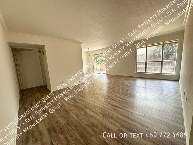 10552 High Hollows Dr in Dallas, TX - Foto de edificio - Building Photo