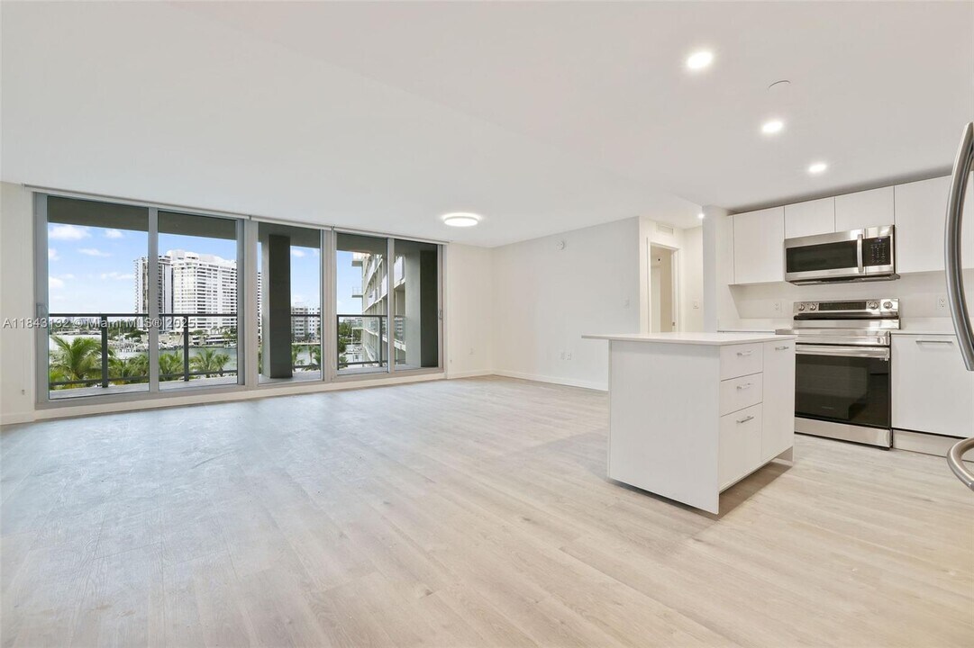 1504 Bay Rd in Miami Beach, FL - Building Photo