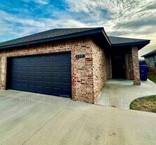 175 Bison Ct Way in Mustang, OK - Building Photo