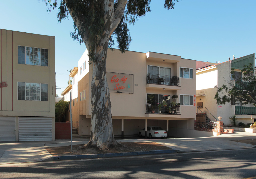 Cindy Sue Apartment in Santa Monica, CA - Building Photo