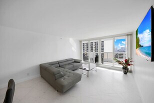 1717 N Bayshore Dr in Miami, FL - Building Photo