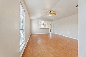 102 Sendero Dr, Unit 102 in Huntsville, TX - Building Photo - Building Photo