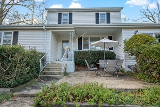2017 Woodford Rd in Vienna, VA - Building Photo - Building Photo