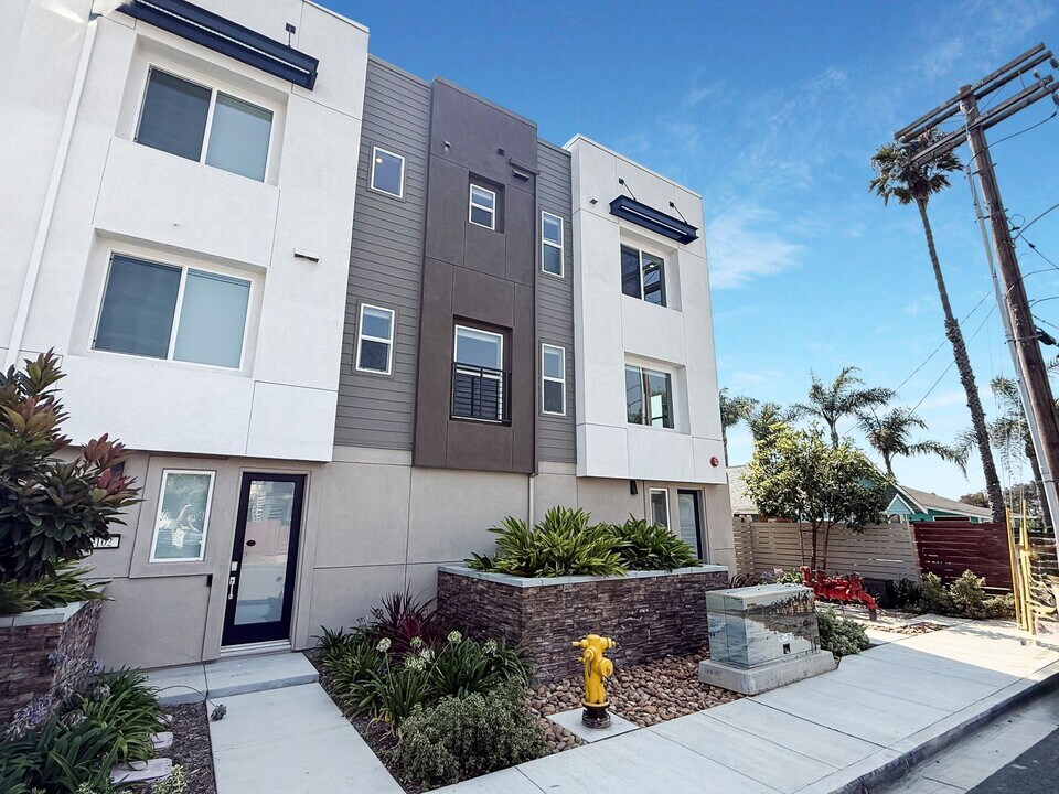 1021 S Cleveland St in Oceanside, CA - Foto de edificio
