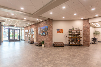 University Hills Village - UHV Building 4 in Sioux Falls, SD - Building Photo - Lobby